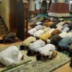 Orang sedang Sholat Berjamaah