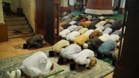 Orang sedang Sholat Berjamaah
