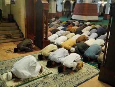Orang sedang Sholat Berjamaah