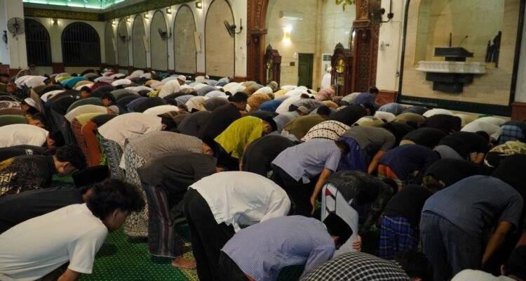 Orang sedang Sholat Berjamaah