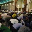 Orang sedang Sholat Berjamaah