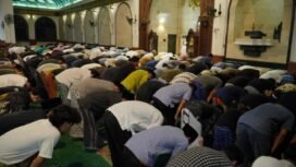Orang sedang Sholat Berjamaah