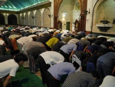 Orang sedang Sholat Berjamaah
