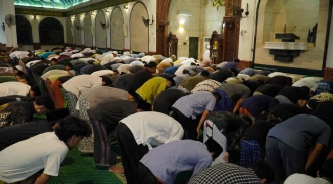 Orang sedang Sholat Berjamaah