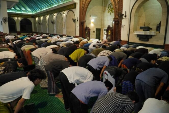 
					Orang sedang Sholat Berjamaah