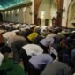 Orang sedang Sholat Berjamaah
