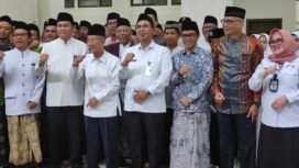Wakil Gubernur Jawa Tengah, Taj Yasin Maimoen saat foto bersama peserta dan tamu undangan pada penutupan Pesantren Ramadan Pelajar Nasional (PRPN) Ke-3, di Masjid Agung Jawa Tengah (MAJT), Rabu, 5 Maret 2025.