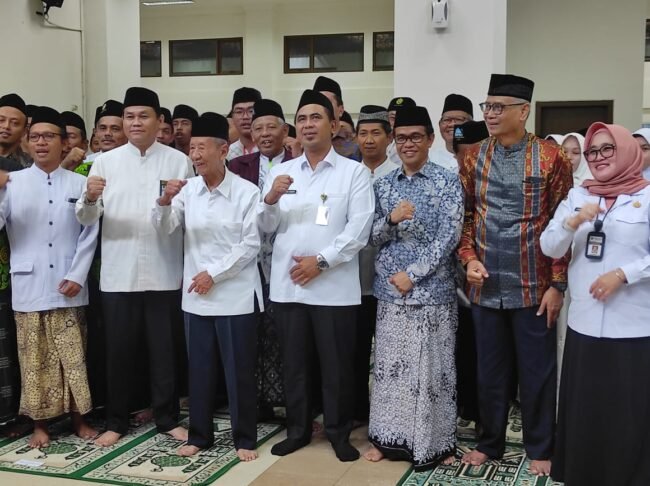 Wakil Gubernur Jawa Tengah, Taj Yasin Maimoen saat foto bersama peserta dan tamu undangan pada penutupan Pesantren Ramadan Pelajar Nasional (PRPN) Ke-3, di Masjid Agung Jawa Tengah (MAJT), Rabu, 5 Maret 2025.