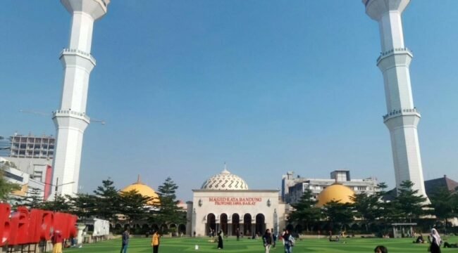 Masjid Agung Bandung (Instagram @bandungpost)