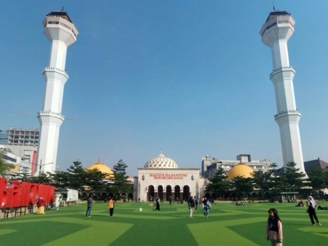 
					Masjid Agung Bandung (Instagram @bandungpost)