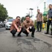 Gubernur Jawa Tengah, Ahmad Luthfi, mengecek proses perbaikan jalan di titik depan Gedung Serbaguna Desa Bebengan, Kecamatan Boja, Kabupaten Kendal, Jumat, 7 Maret 2025.
