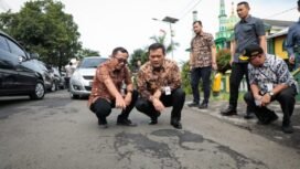 Gubernur Jawa Tengah, Ahmad Luthfi, mengecek proses perbaikan jalan di titik depan Gedung Serbaguna Desa Bebengan, Kecamatan Boja, Kabupaten Kendal, Jumat, 7 Maret 2025.