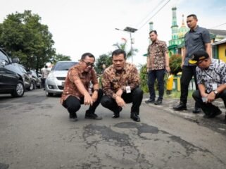 Gubernur Jawa Tengah, Ahmad Luthfi, mengecek proses perbaikan jalan di titik depan Gedung Serbaguna Desa Bebengan, Kecamatan Boja, Kabupaten Kendal, Jumat, 7 Maret 2025.