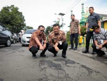 Gubernur Jawa Tengah, Ahmad Luthfi, mengecek proses perbaikan jalan di titik depan Gedung Serbaguna Desa Bebengan, Kecamatan Boja, Kabupaten Kendal, Jumat, 7 Maret 2025.