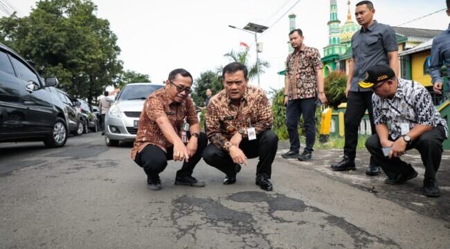 Gubernur Jawa Tengah, Ahmad Luthfi, mengecek proses perbaikan jalan di titik depan Gedung Serbaguna Desa Bebengan, Kecamatan Boja, Kabupaten Kendal, Jumat, 7 Maret 2025.