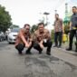 Gubernur Jawa Tengah, Ahmad Luthfi, mengecek proses perbaikan jalan di titik depan Gedung Serbaguna Desa Bebengan, Kecamatan Boja, Kabupaten Kendal, Jumat, 7 Maret 2025.