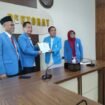 Rektor Unimus Prof Dr Masrukhi didampingi Wakil Rektor I Dr. Budi Santosa, M.Si., Med, Wakil Rektor II Dr. Hardi Winoto, M.Si dan Wakil Rektor III Dr. Eny Winaryati, M.Pd menunjukkan SK Akreditasi Unggul kepada wartawan di ruang Rektorat Unimus, Jumat 7 Maret 2025.