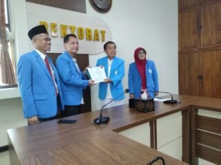Rektor Unimus Prof Dr Masrukhi didampingi Wakil Rektor I Dr. Budi Santosa, M.Si., Med, Wakil Rektor II Dr. Hardi Winoto, M.Si dan Wakil Rektor III Dr. Eny Winaryati, M.Pd menunjukkan SK Akreditasi Unggul kepada wartawan di ruang Rektorat Unimus, Jumat 7 Maret 2025.
