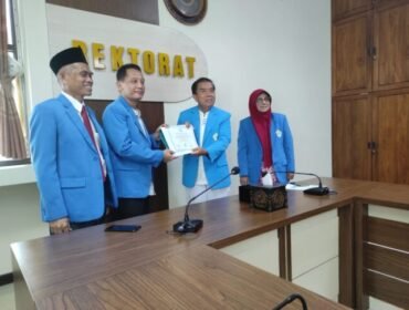 Rektor Unimus Prof Dr Masrukhi didampingi Wakil Rektor I Dr. Budi Santosa, M.Si., Med, Wakil Rektor II Dr. Hardi Winoto, M.Si dan Wakil Rektor III Dr. Eny Winaryati, M.Pd menunjukkan SK Akreditasi Unggul kepada wartawan di ruang Rektorat Unimus, Jumat 7 Maret 2025.