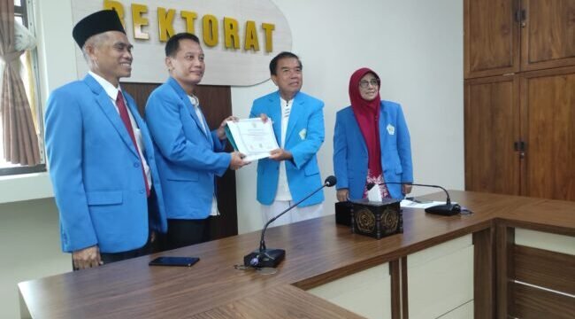 Rektor Unimus Prof Dr Masrukhi didampingi Wakil Rektor I Dr. Budi Santosa, M.Si., Med, Wakil Rektor II Dr. Hardi Winoto, M.Si dan Wakil Rektor III Dr. Eny Winaryati, M.Pd menunjukkan SK Akreditasi Unggul kepada wartawan di ruang Rektorat Unimus, Jumat 7 Maret 2025.