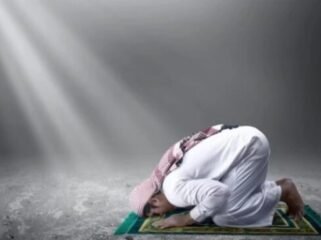 Orang sedang sholat (Freepik)