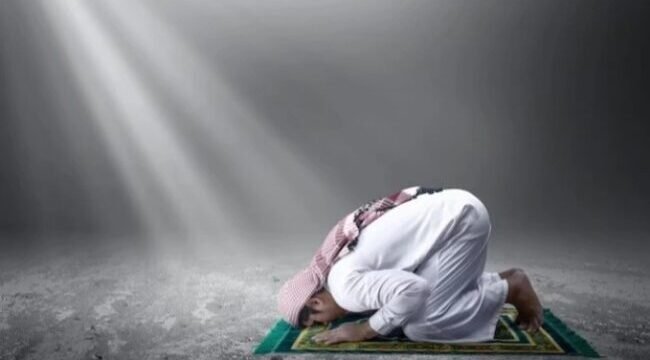 Orang sedang sholat (Freepik)