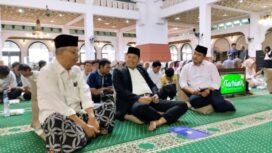 Rektor Undip Prof Dr Suharnomo SE MSi Tengah)