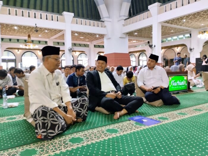 Rektor Undip Prof Dr Suharnomo SE MSi Tengah)