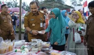 Bupati Pemalang Anom Widiyantoro dan Wabup Nurkholes serta Ketua TP. PKK Kabupaten Pemalang, dr Noor Faizah Maenofie meninjau kegiatan pasar murah di Moga