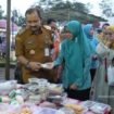 Bupati Pemalang Anom Widiyantoro dan Ketua TP. PKK Kabupaten Pemalang, dr Noor Faizah Maenofie meninjau kegiatan pasar murah di Moga