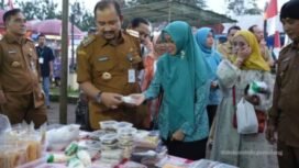 Bupati Pemalang Anom Widiyantoro dan Ketua TP. PKK Kabupaten Pemalang, dr Noor Faizah Maenofie meninjau kegiatan pasar murah di Moga