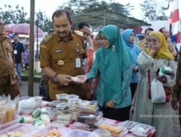 Bupati Pemalang Anom Widiyantoro dan Ketua TP. PKK Kabupaten Pemalang, dr Noor Faizah Maenofie meninjau kegiatan pasar murah di Moga