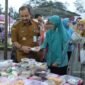 Bupati Pemalang Anom Widiyantoro dan Wabup Nurkholes serta Ketua TP. PKK Kabupaten Pemalang, dr Noor Faizah Maenofie meninjau kegiatan pasar murah di Moga