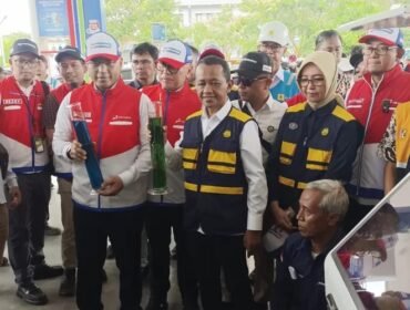 Menteri Energi dan Sumber Daya Mineral (ESDM), Bahlil Lahadalia saat pengecekan kesiapan menghadapi mudik lebaran di SPBU Rest Area 379A di ruas tol Batang - Semarang, pada Kamis (20/3)