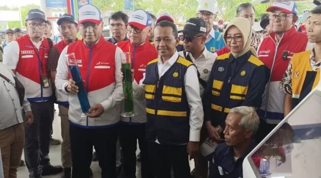 Menteri Energi dan Sumber Daya Mineral (ESDM), Bahlil Lahadalia saat pengecekan kesiapan menghadapi mudik lebaran di SPBU Rest Area 379A di ruas tol Batang - Semarang, pada Kamis (20/3)