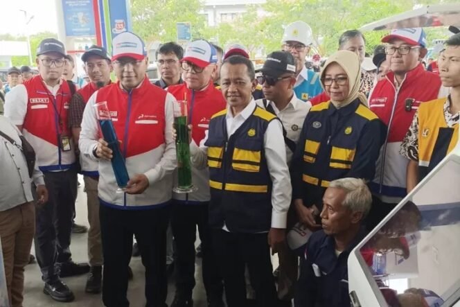 
					Menteri Energi dan Sumber Daya Mineral (ESDM), Bahlil Lahadalia saat pengecekan kesiapan menghadapi mudik lebaran di SPBU Rest Area 379A di ruas tol Batang - Semarang, pada Kamis (20/3)