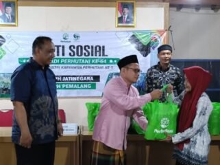 Kepala Desa Wotgalih Simbolis menyerahkan Bingkisan kepada warga di dampingi Asper BKPH Jatinegara