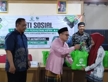 Kepala Desa Wotgalih Simbolis menyerahkan Bingkisan kepada warga di dampingi Asper BKPH Jatinegara
