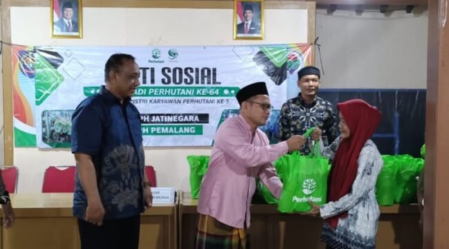 Kepala Desa Wotgalih Simbolis menyerahkan Bingkisan kepada warga di dampingi Asper BKPH Jatinegara