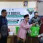 Kepala Desa Wotgalih Simbolis menyerahkan Bingkisan kepada warga di dampingi Asper BKPH Jatinegara