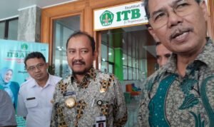 Bupati Pemalang Anom Widiyantoro didampingi Rektor ITB ADIAS Pemalang, Noor Rosyadi saat keterangan pers  