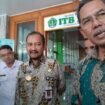 Bupati Pemalang Anom Widiyantoro didampingi Rektor ITB ADIAS Pemalang, Noor Rosyadi saat keterangan pers