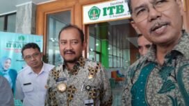 Bupati Pemalang Anom Widiyantoro didampingi Rektor ITB ADIAS Pemalang, Noor Rosyadi saat keterangan pers