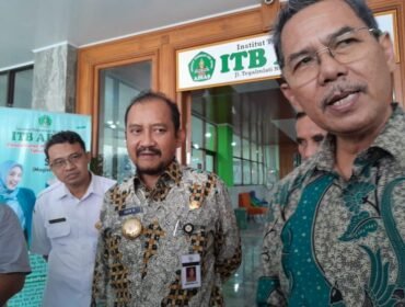Bupati Pemalang Anom Widiyantoro didampingi Rektor ITB ADIAS Pemalang, Noor Rosyadi saat keterangan pers  