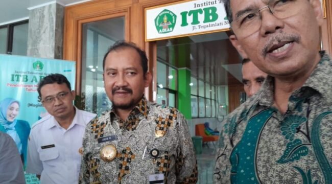 Bupati Pemalang Anom Widiyantoro didampingi Rektor ITB ADIAS Pemalang, Noor Rosyadi saat keterangan pers  