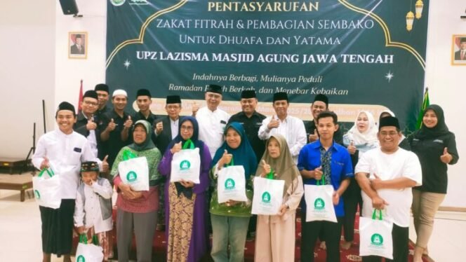 
					Pengurus UPZ MAJT mentasarufkan ratusan paket sembako kepada dhuafa dan yatama Semarang, Jum'at (28/3/2025).