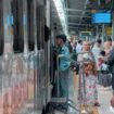 Penumpang KA sedang menunggu Kereta datang