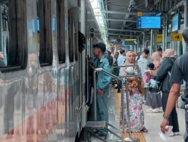 Penumpang KA sedang menunggu Kereta datang