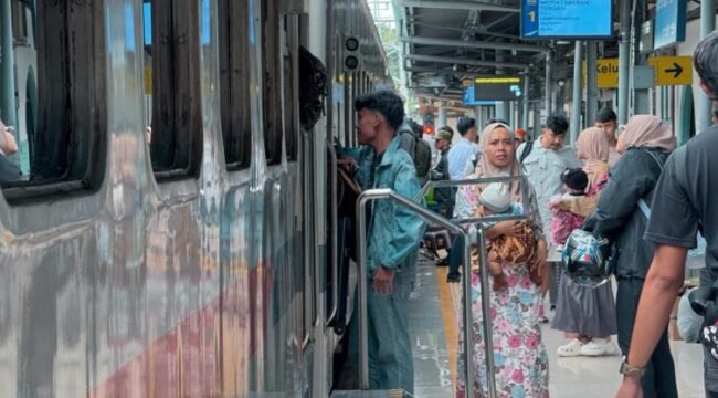 Penumpang KA sedang menunggu Kereta datang