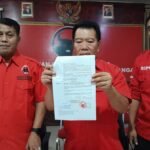 Ketua DPC PDIP Pemalang, Junaedi (Kiri) di dampingi wakil ketua bidang kehormatan DPC PDI Perjuangan Kabupaten Pemalang, Wasisto